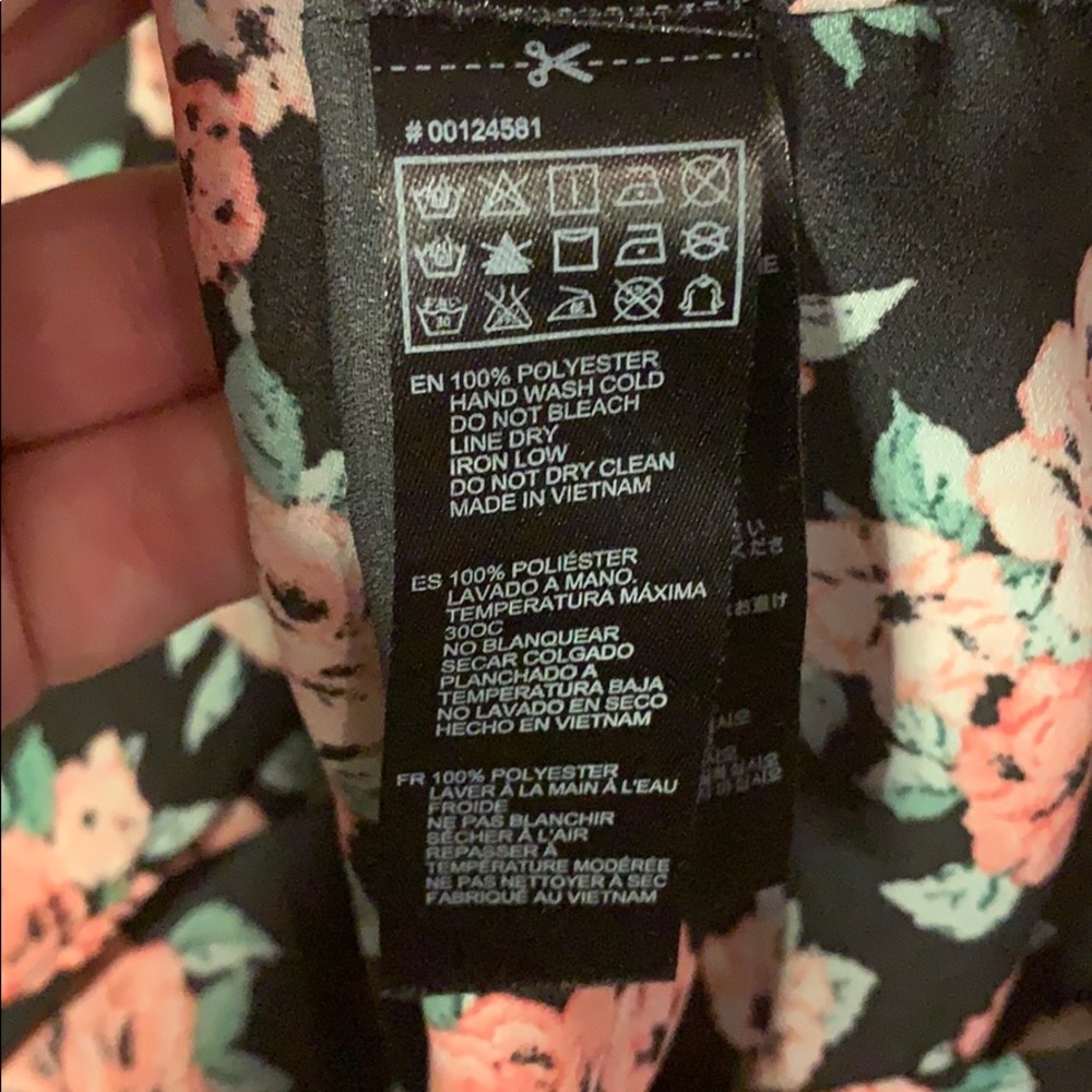 Pretty Roses Crop Top✨ - Picture 3 of 3